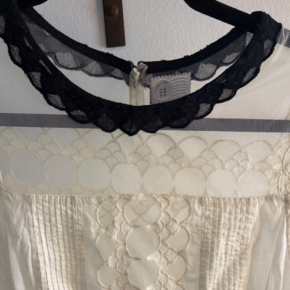 Chic Cream and Black Lace Women's Blouse - Picture 3 of 5